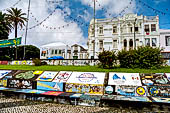 Azzorre, Isola di Faial - Il porto di Horta, i coloratissimi murales dipinti dai velisti nelle loro traversate atlantiche. 